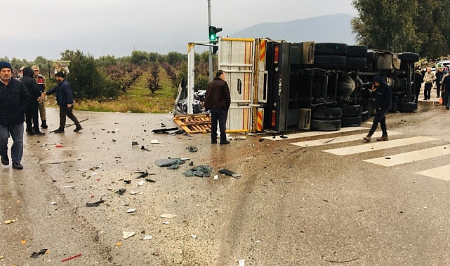 Öğrenci servisi ile tır çarpıştı: 6 yaralı