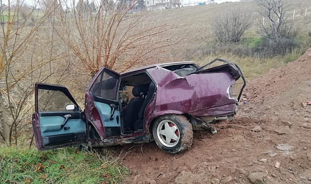 Otomobil yol kenarında duran araca çarptı: 2 yaralı