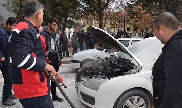 Seyir halindeki otomobil alev aldı