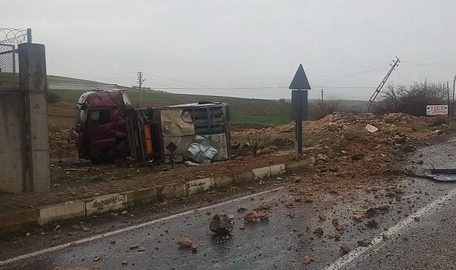 Tır sürücüsü elektrik direğine çarptı: 1 yaralı
