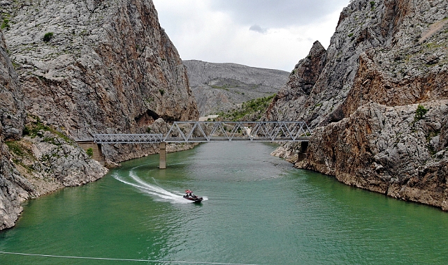 Urfa sınırı içinden geçen Fırat Nehri 3 ülkeye hayat veriyor