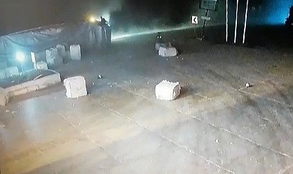 Virajı alamayan pamuk yüklü tır devrildi