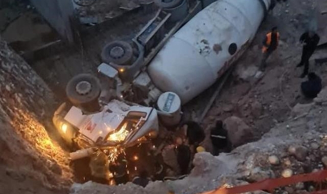 Beton mikseri inşaat çukuruna devrildi: 1 ölü