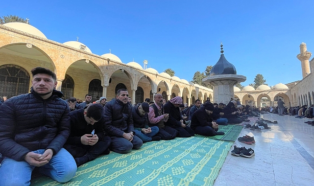 Depremlerde hayatını kaybedenler için gıyabi cenaze namazı kılındı