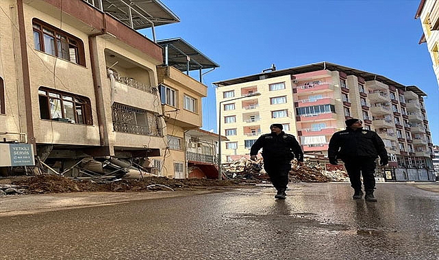 Polis ve bekçi vatandaşların malını koruyor