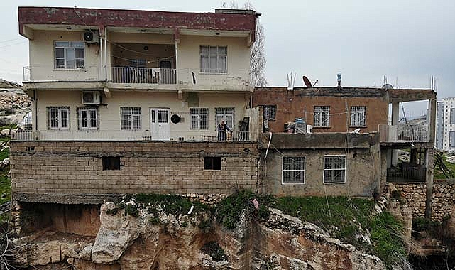 3 odalı mağaranın üzerine 3 kat bina yapıldı