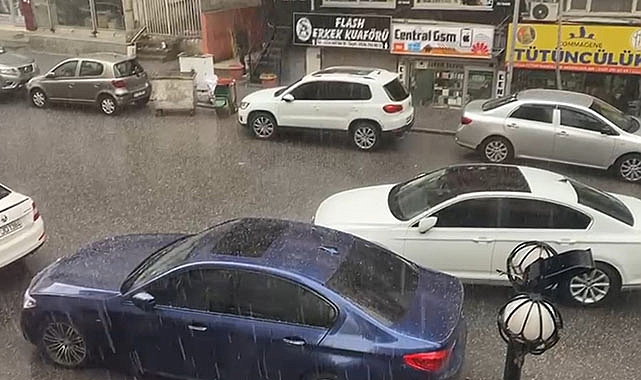 Bardaktan boşanırcasına sağanak ve dolu yağdı
