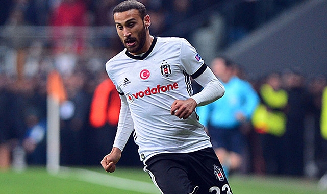 Cenk Tosun: “Beşiktaş’ta kalıyorum”