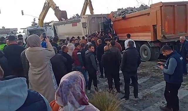 Deprem hafriyatı taşıyan kamyon kazaya neden oldu: 6 yaralı