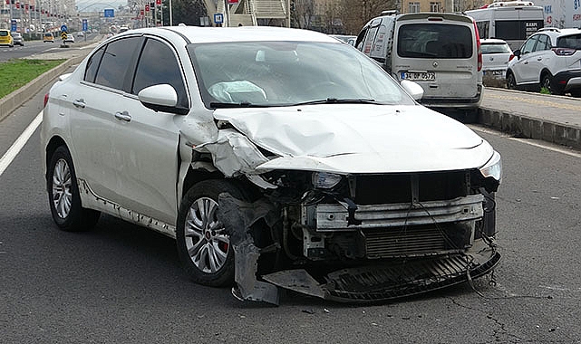 Diyarbakır’da araçlar çarpıştı, sürücüler burunları bile kanamadı