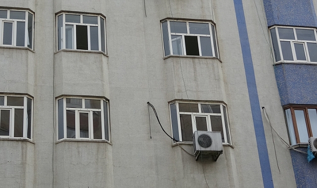 Diyarbakır'da esnaf ağır ve orta hasarlı binaların altında kepenk açtı
