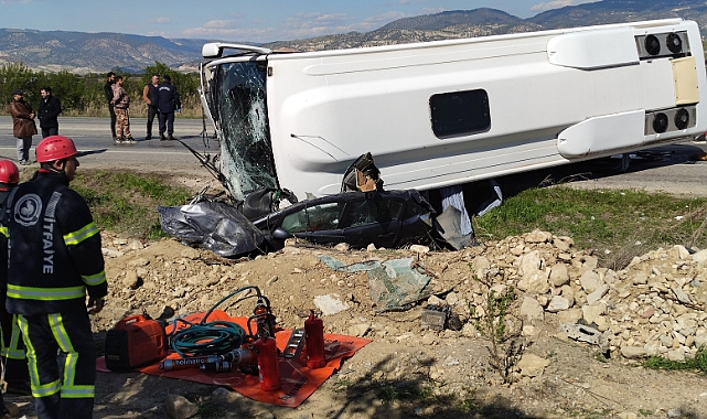 Feci kaza: turistleri taşıyan midibüs otomobili ezdi