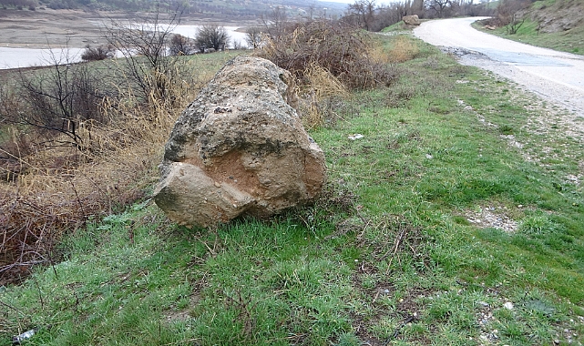 Sağanak heyelana neden oldu, yamaçlardan dev kayalar yola düştü