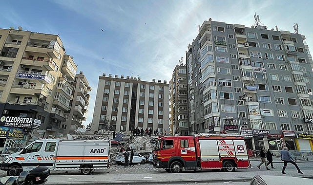 Şanlıurfa'da bir bina yıkıldı
