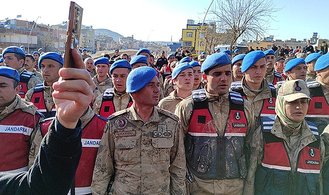 Sel bölgesinde çalışan komandolar alkışlarla uğurlandı