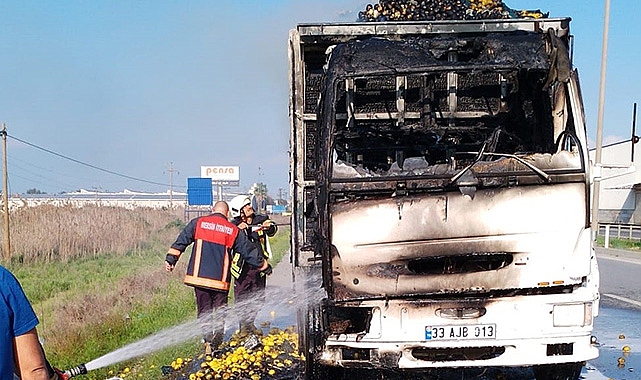 Tarsus'ta limon yüklü kamyon yandı