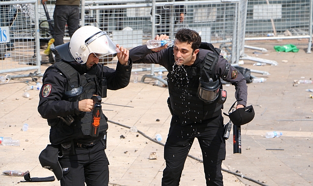 Terör yandaşları polise taş ve su şişeleri fırlattı
