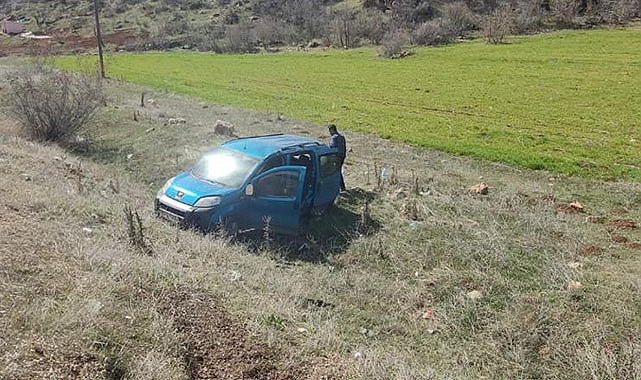 Virajı alamayan araç tarlaya devrildi: 3 yaralı