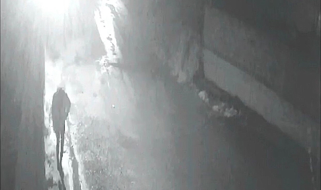 Adana'da hırsızlık anı güvenlik kamerasına yansıdı