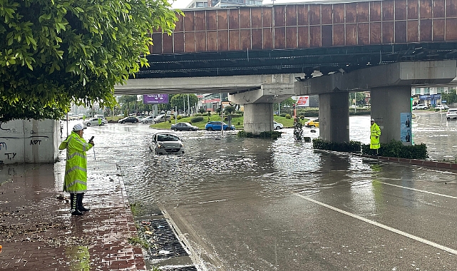 Adana’da şiddetli yağış ve dolu etkili oluyor