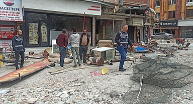 Ağır hasarlı binadan düşerek ağır yaralandı
