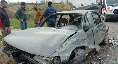 Direksiyon hakimiyetini kaybeden otomobil kaza yaptı