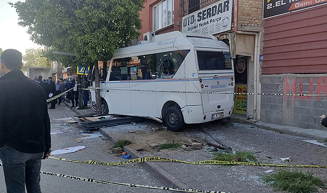 Direksiyon hakimiyetini kaybeden sürücü durağa daldı