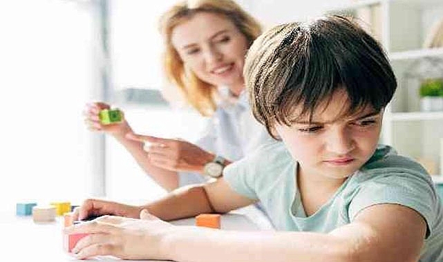 Ebeveynlerine ilgisiz çocuklara dikkat: Sebebi otizm olabilir