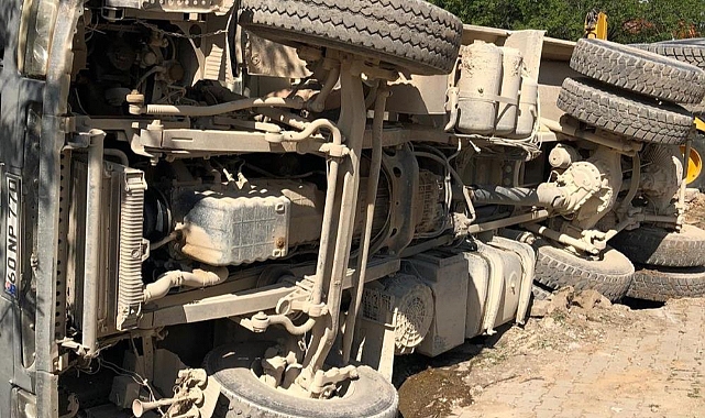 Gölbaşı'nda hafriyat kamyonu devrildi