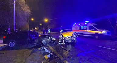 İki otomobil kafa kafaya çarpıştı: 1'i ağır, 4 yaralı