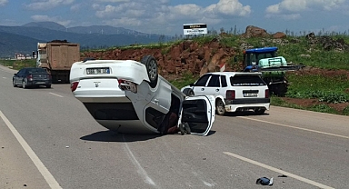 İki otomobil kavşakta çarpıştı: 1 yaralı