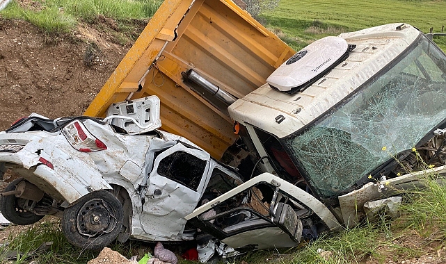 Kamyon ile otomobil şarampole yuvarlandı: 3 yaralı