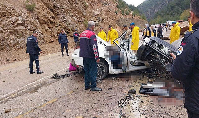 Otomobilin üzerine kaya parçası düştü: 4 ölü