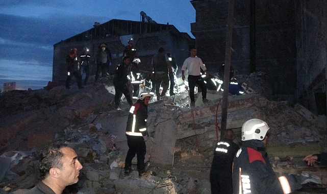 3 katlı ağır hasarlı bina çöktü: 1 kişi öldü