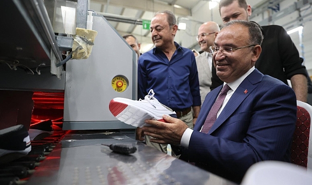 Bakan Bozdağ Urfa'daki işçilerle bir araya geldi
