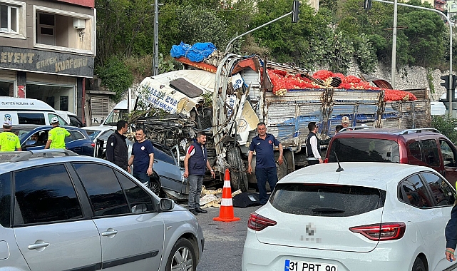 Freni patlayan kamyon araçlara daldı: 3 ölü, 20 yaralı
