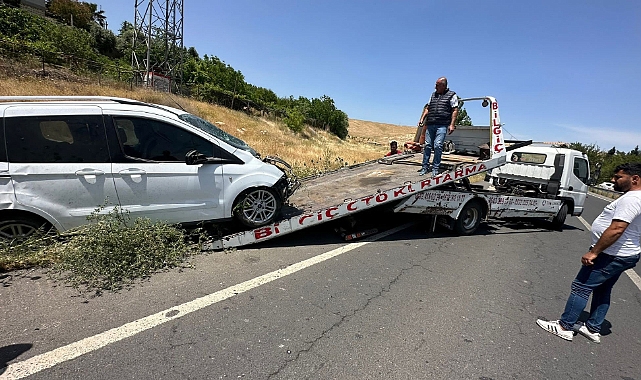 Hafif ticari araç elektrik direğine çarptı