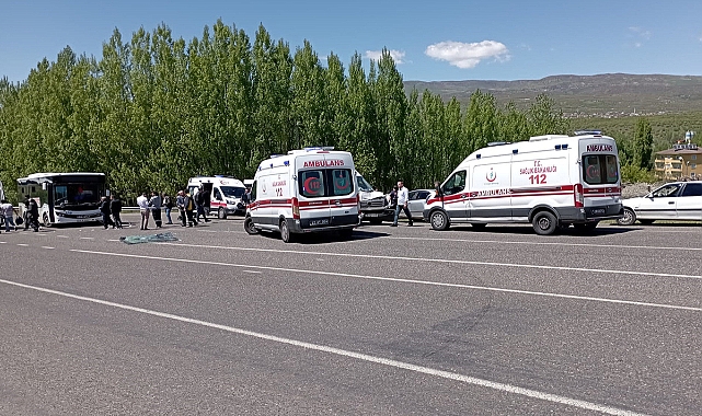 Halk otobüsü ile minibüs çarpıştı: Çok sayıda yaralı var