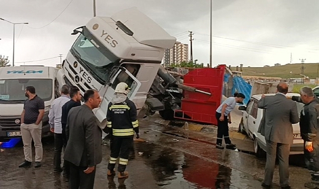 İşçi servisi, otomobil ve kamyon kazaya karıştı