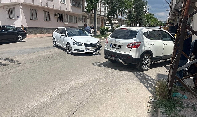 Kilis'te otomobil ile motosiklet çarpıştı: 2 yaralı