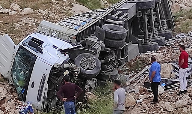 Şanlıurfa’da yük kamyonu devrildi! 2 yaralı