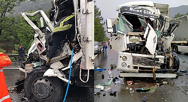 Tarsus’ta 3 tır, 2 kamyon ve 1 otomobil kazaya karıştı