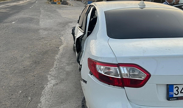 Otomobil akaryakıt istasyonunun duvarına çarptı: 3 yaralı
