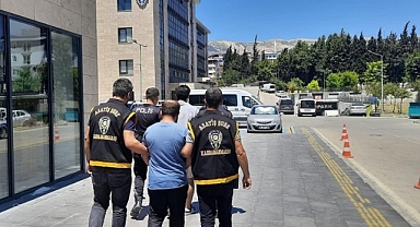 Hırsızlık suçundan aranan 2 hükümlü yakalanıp tutuklandı