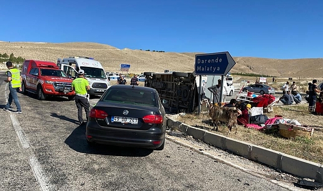 Minibüs ile otomobil çarpıştı: 12 yaralı
