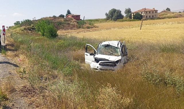 Otomobil araziye devrildi: 4 yaralı