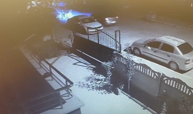 Otomobille 2 kişiyi ezdi, arkasına bile bakmadan kaçtı