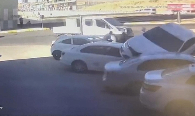 Şanlıurfa'da ilginç kaza anı kameraya yansıdı