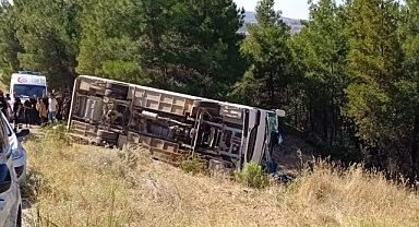 Urfa'dan Denizli'ye gelen işçileri taşıyan servis şarampole devrildi
