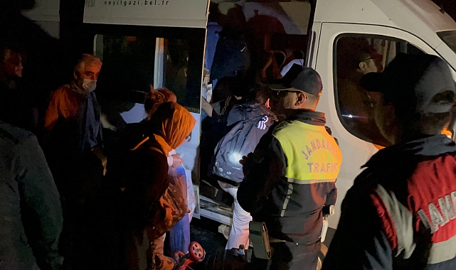 Yolcu otobüsü traktöre çarptı: 3’ü ağır 6 yaralı